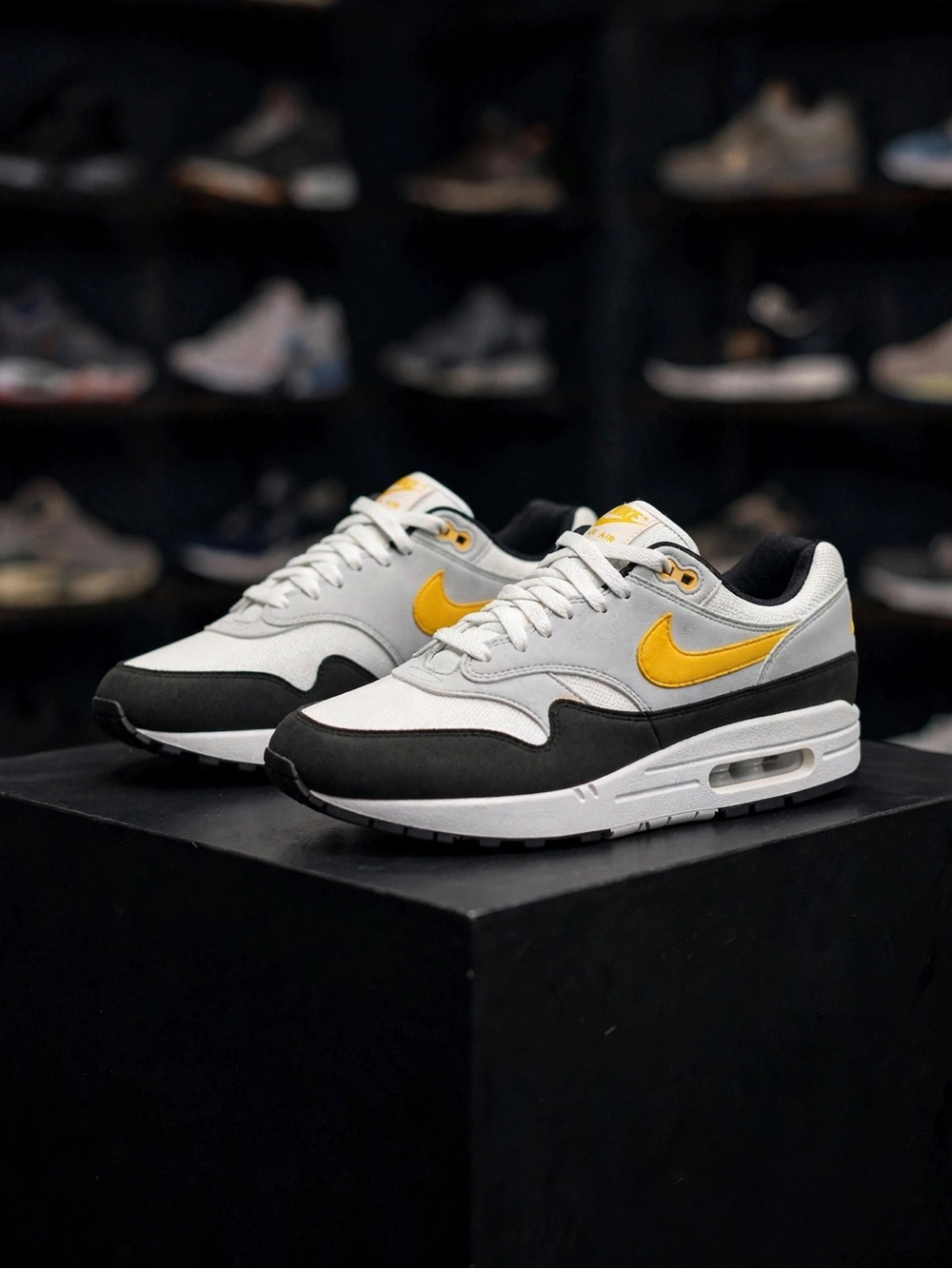Nike Air Max 1 ‘White/Black/University Gold' Steelers (2023)